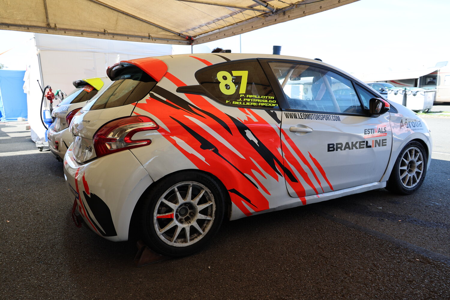 208 Cup sur la piste au coucher du soleil