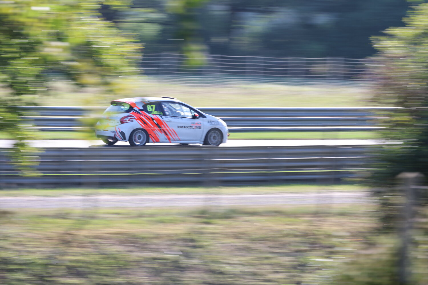 Pilote Brakeline se préparant dans les stands